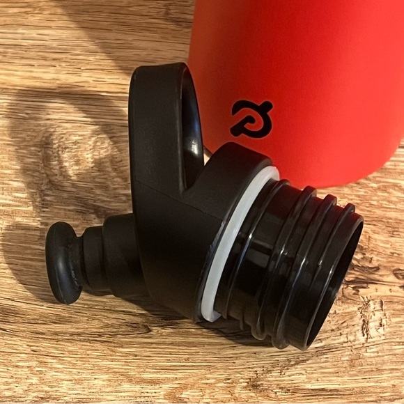 PELOTON VIBRANT RED INSULATED WATER BOTTLE 18 OZ - Picture 4 of 5